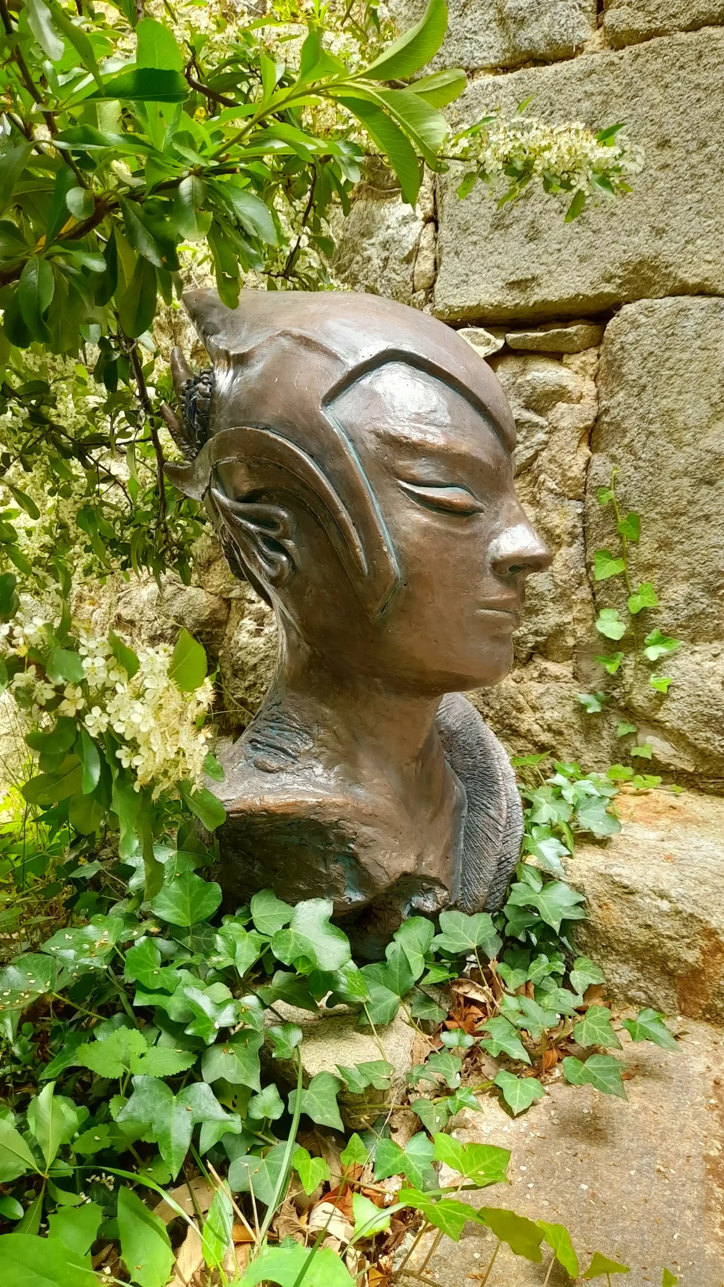 Elfe 2 gray concrete face bust on white surface